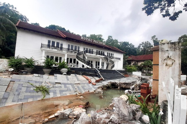 Mương thoát nước của khu vực phường Ghềnh Ráng nằm bên dưới các công trình của Resort Hoàng Gia bị sập vào ngày 14/11 gây ngập úng khu vực. Ảnh: Trương Định