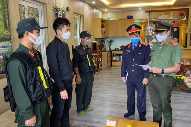 Cơ quan ANĐT Công an tỉnh đọc lệnh bắt ông Nguyễn Tiến Đường, Giám đốc Taxi TC Huế (Taxi Thành Công) (Ảnh: Công an tỉnh Thừa Thiên Huế cung cấp).