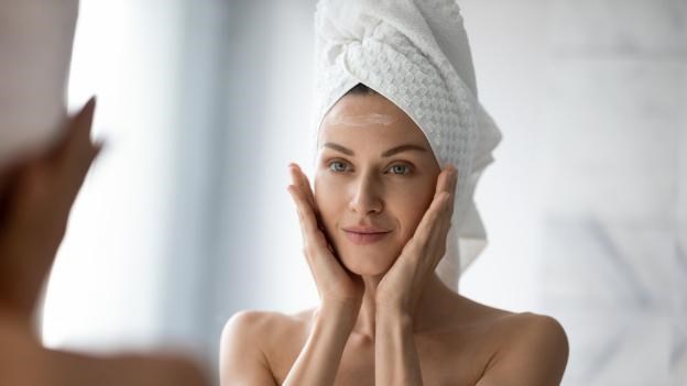Sử dụng kem dưỡng ẩm là điều bắt buộc để duy trì làn da khỏe mạnh, tươi trẻ.