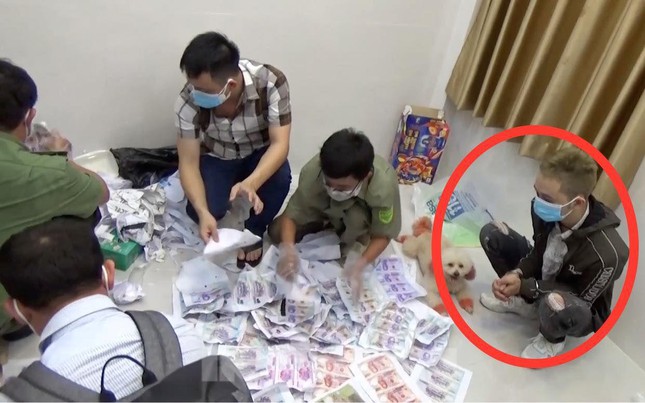Đối tượng (vòng tròn đỏ) và bên trong nơi sản xuất tiền giả