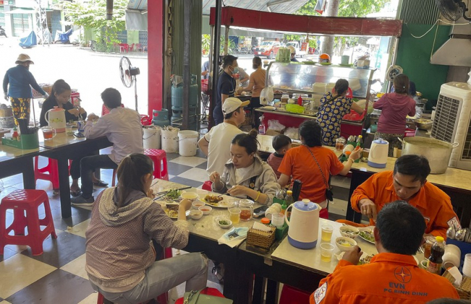 Một quán ăn ở TP Quy Nhơn, tỉnh Bình Định được phép mở cửa bán tại chỗ. Ảnh: M.Hoàng.