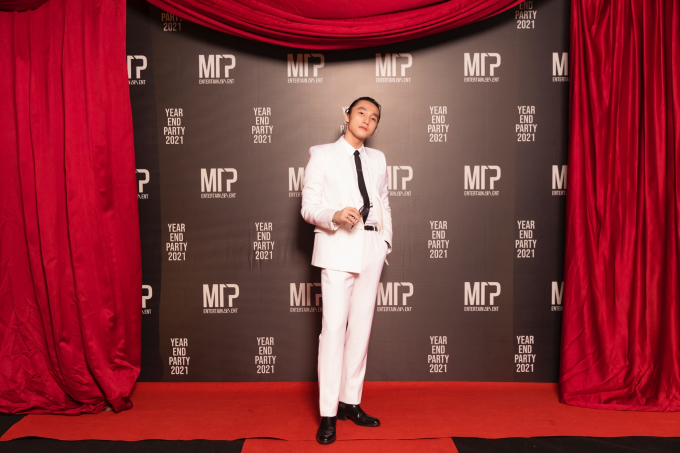 Sơn Tùng M-TP bảnh bao với vest trắng đến dự tiệc cuối năm của công ty giải trí do anh thành lập