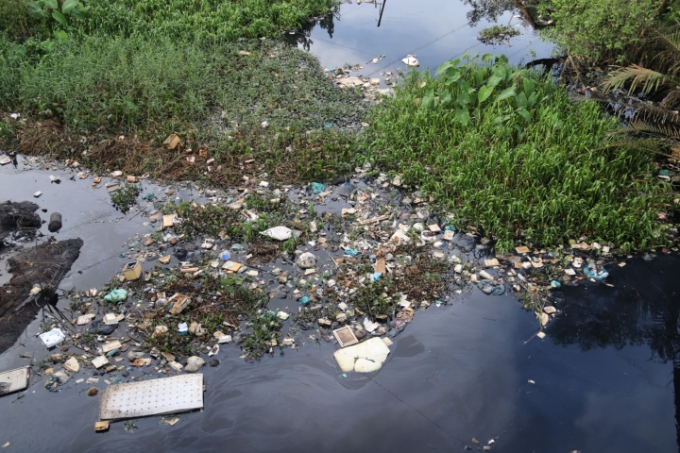 Vẫn còn tình trạng người dân vứt rác sinh hoạt bừa bãi xuống đoạn sông, kênh, rạch gây ô nhiễm môi trường.
