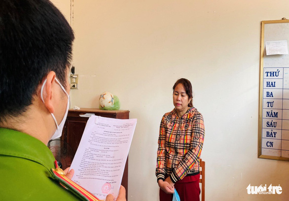 Công an tỉnh An Giang đọc lệnh bắt bị can Trần Thị Vàng (vợ thượng tá biên phòng) liên quan đến vụ án