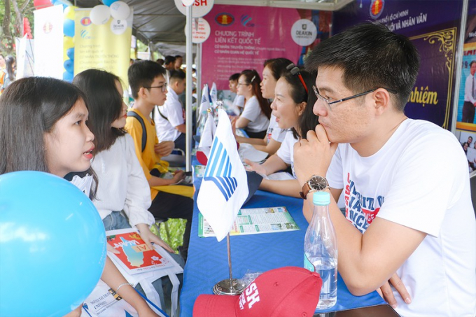 Cán bộ trường ĐH KHXH&NV (ĐH Quốc gia TP.HCM) tư vấn tuyển sinh cho các thí sinh muốn xét tuyển vào trường năm 2021. Ảnh: CTV