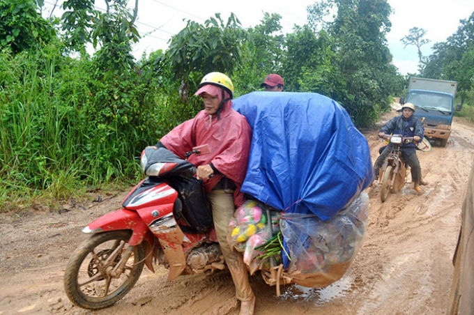 Hình ảnh đi lại khó khăn của người dân trên đường liên xã Ia Lâu-Ia Ga mùa mưa năm 2019.