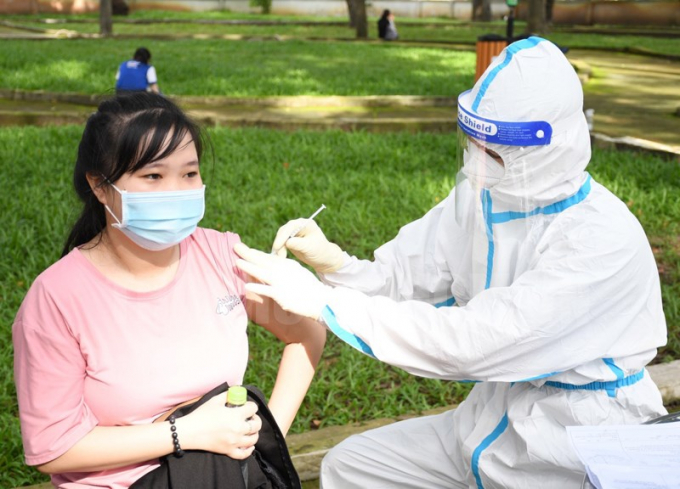 Tiêm vaccine ngừa COVID-19 cho người dân. Ảnh chỉ mang tính chất minh họa