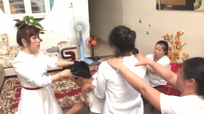 Nguyễn Thị Thương (đứng bên trái) và các thành viên nhóm “Trừ quỷ Bảo Lộc” đang “trừ quỷ” cho một bệnh nhân.