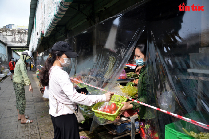 Người dân mua thực phẩm tại chợ Bến Thành. Ảnh: Mạnh Linh/TTXVN