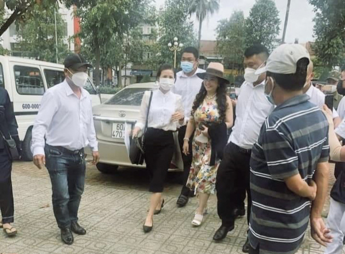 Bà Nguyễn Phương Hằng đến Công an TP Biên Hòa làm việc vào sáng 25/11 - Ảnh cắt từ clip