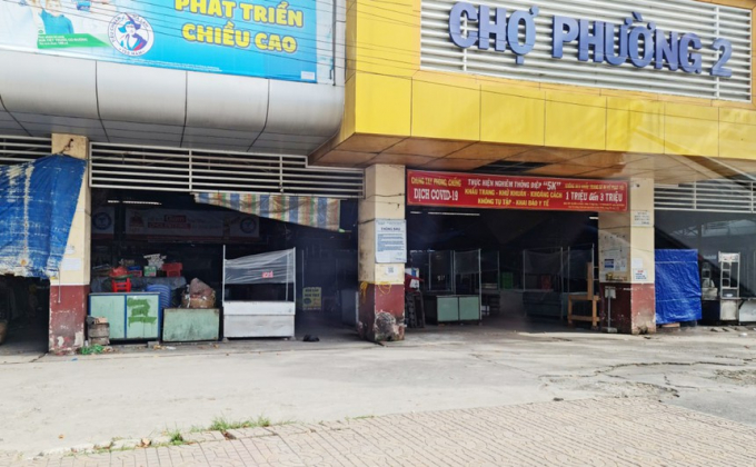 Nhiều tiểu thương chợ phường 2, TP Sóc Trăng tạm ngưng kinh doanh hoặc bán hàng online để phòng ngừa dịch bệnh. Ảnh: Việt Tường.