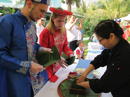 Giới thiệu và hướng dẫn du khách quốc tế gói bánh chưng tại một resort trên địa bàn TP. Phan Thiết (ảnh tư liệu).