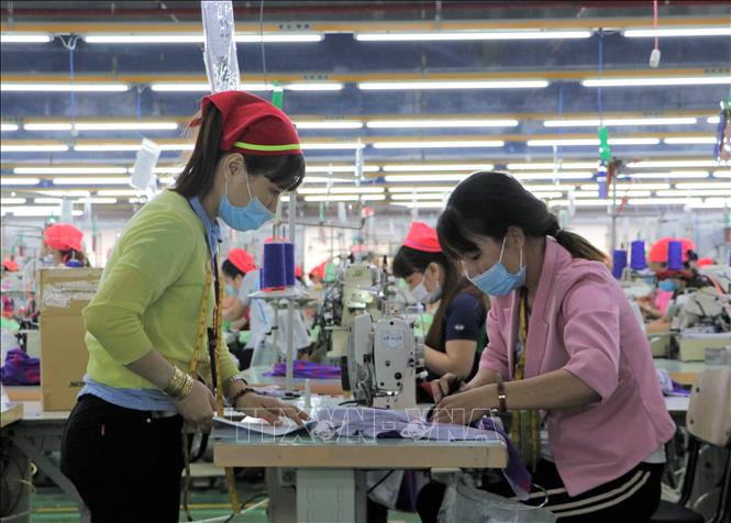 Hoạt động sản xuất tại Công ty Dệt may Eclat Việt Nam.