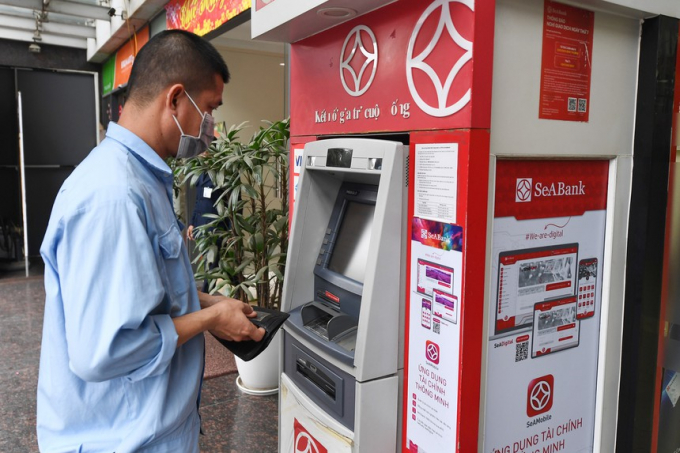 Nhiều ngân hàng thông báo ngừng hỗ trợ dịch vụ với các thẻ ATM băng từ sau ngày 31/12/2021. Ảnh: Nam Khánh.