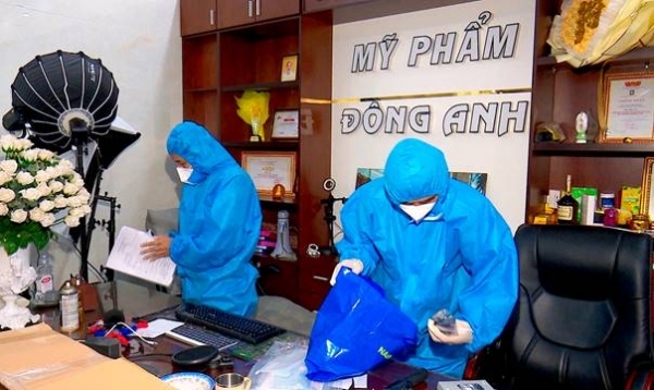 Lực lượng chức năng tiến hành khám xét trụ sở Công ty mỹ phẩm Đông Anh