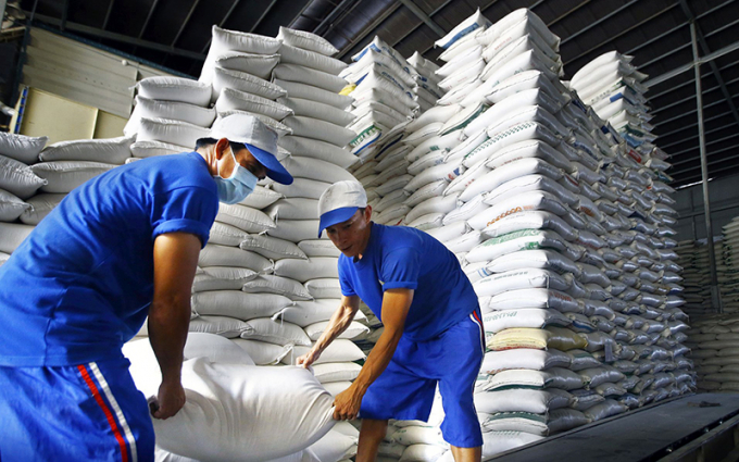 Ðóng gói gạo tại nhà máy của Công ty cổ phần Nông nghiệp công nghệ cao Trung An (TP Cần Thơ). Ảnh: ÐỨC THANH