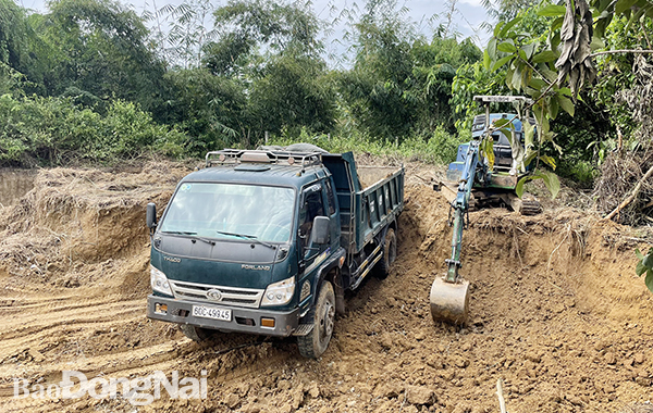 Hiện trường khai thác đất khi bị cơ quan chức năng phát hiện