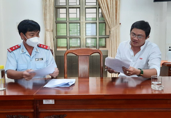Ông Ngô Thanh Long - YouTuber Long Ngô (bên phải) - tại buổi làm việc sáng 26-11 với công an và thanh tra Sở Thông tin và truyền thông tỉnh Bình Dương - Ảnh: Sở TT&TT