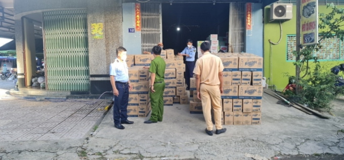 Đoàn kiểm tra hộ kinh doanh tại thị trấn Tịnh Biên. (Ảnh: Lan Đài)