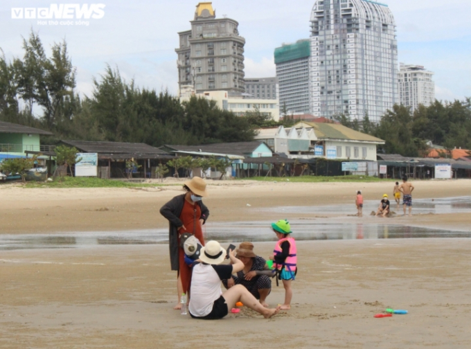 Dù đã thực hiện trạng thái “bình thường mới” nhưng tỉnh Bà Rịa - Vũng Tàu vẫn chưa cho các cơ sở du lịch đón khách trở lại. Toàn tỉnh hiện chỉ có 4 cơ sở lưu trú được đón khách nghỉ qua đêm theo mô hình du lịch khép kín. Do đó, dù là vào dịp cuối tuần các bãi biển nơi đây vẫn đìu hiu khách du lịch.