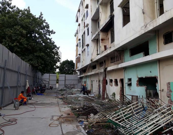 Chung cư 518 đường Võ Văn Kiệt (quận 1, TP.HCM), một trong những chung cư đã hoàn toàn xuống cấp, hư hỏng ở TP. Ảnh: KIÊN CƯỜNG