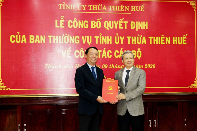 Ông Phan Thiên Định (trái) - Bí thư Thành ủy Huế. Ảnh: TTH