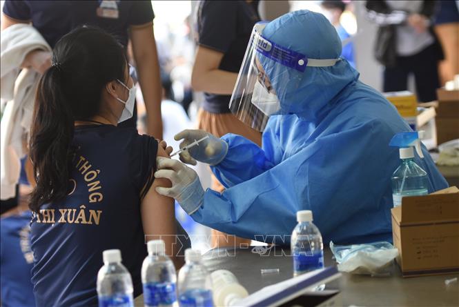 Tiêm vaccine phòng COVID-19 cho học sinh Trường THCS - THPT Bùi Thị Xuân, thành phố Biên Hòa, tỉnh Đồng Nai.