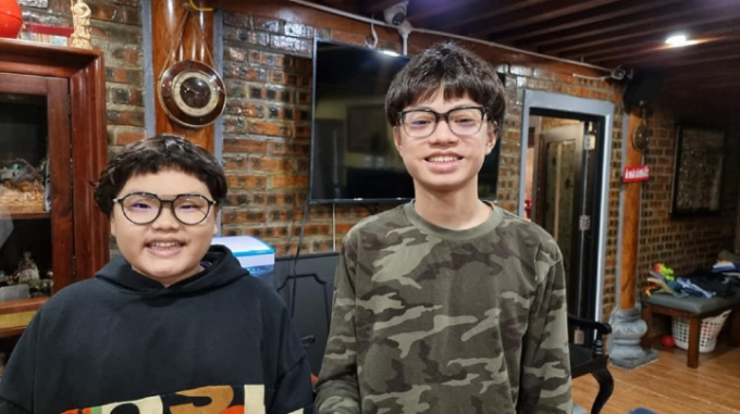 Hai con trai Xuân Bắc đều phải đeo kính.