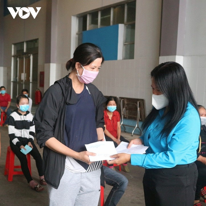 Bà Nguyễn Thị Thùy Dương, Chủ tịch Công đoàn các Khu công nghiệp tỉnh Tiền Giang trao quà tặng cho công nhân.