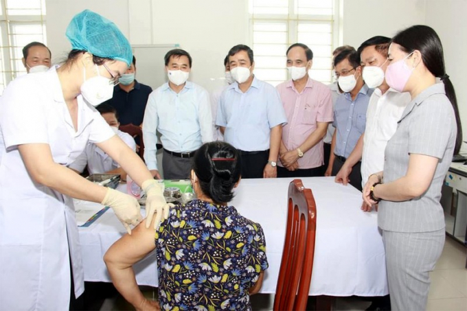 Tiêm thử nghiệm lâm sàng vaccine Covivac cho tình nguyện viên tại Trung tâm Y tế huyện Vũ Thư, tỉnh Thái Bình. Ảnh: VGP
