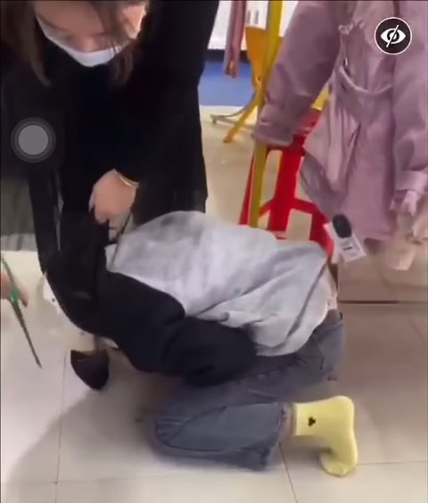 Thiếu nữ quỳ sát sàn nhà có dấu hiệu bị hành hung, làm nhục - Ảnh cắt từ video trên mạng xã hội