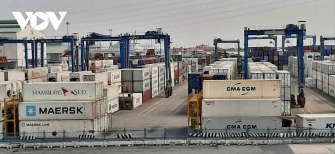 Các doanh nghiệp logistics chuyển hàng xuất, nhập khẩu về cảng Cát Lái. (Ảnh: Lệ Hằng)