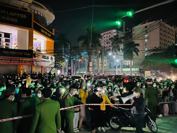 Rạng sáng 4-12, Công an thành phố Thanh Hóa đã khám xét cửa hàng thời trang trên đường Lê Hoàn để điều tra vụ việc - Ảnh người dân cung cấp