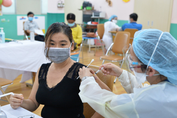 Theo Viện hàn lâm Khoa học xã hội Việt Nam, ưu tiên chi mua vắc xin để tiêm chủng toàn dân cần phải tiếp tục được triển khai trong năm 2022-2023 - Ảnh: Q.ĐỊNH