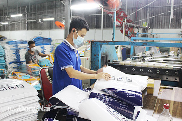 Một công đoạn trong sản xuất bao bì. Ảnh: Văn Gia