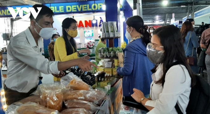 Khách hàng đang xem hàng thực phẩm chế biến tại gian hàng ở Chương trình Kết nối cung - cầu giữa Thành phố Hồ Chí Minh và các tỉnh, thành năm 2021