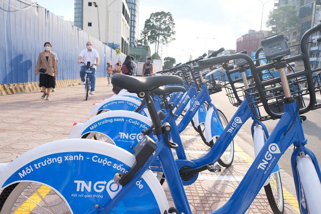 Dịch vụ cho thuê xe đạp công cộng đang được chủ đầu tư bố trí cho người dân trải nghiệm miễn phí ở trạm nằm trên vỉa hè đường Lê Lợi (quận 1).