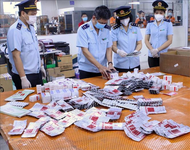 Cục Điều tra chống buôn lậu phối hợp với Cục Hải quan thành phố Hà Nội phát hiện, bắt giữ nhiều lô hàng test nhanh và các loại thuốc được cho là thuốc điều trị bệnh COVID-19. Ảnh: TTXVN phát