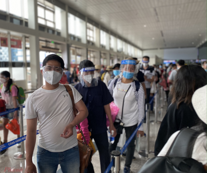 Khách hàng rồng rắn xếp hàng chờ vào cổng soi chiếu an ninh tại sân bay Tân Sơn Nhất thời điểm tháng 11/2021 - Ảnh: Quốc Thái