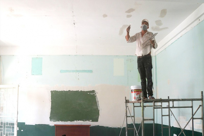 Trường THCS Minh Đức, quận 1 khẩn trương sửa chữa phòng học để chuẩn bị đón học sinh đi học lại. Ảnh: LN