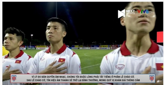 Thông báo được hiển thị trong phần hát Quốc ca của Đội tuyển Việt Nam. Ảnh chụp màn hình.