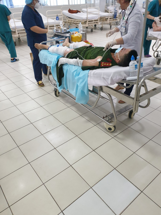 Cán bộ công an bị thương phải nhập viện