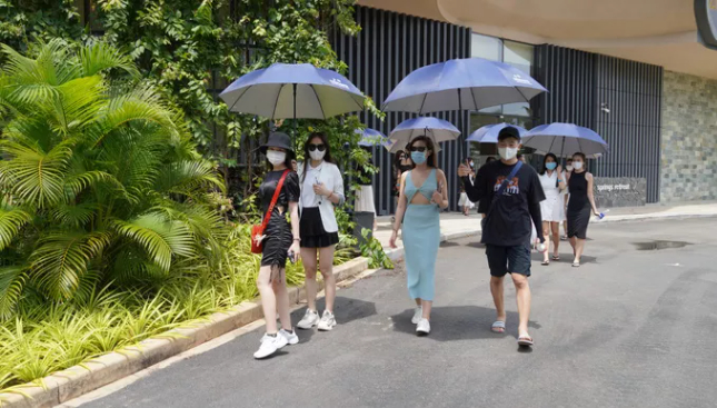 Du khách tham quan các cơ sở du lịch ở Bà Rịa- Vũng Tàu, đang thí điểm đón khách trong đợt dịch Covid-19