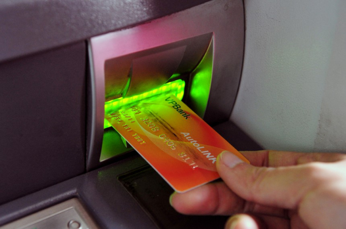 Người dân có thể mở thẻ ATM, thẻ tín dụng qua kênh online từ năm 2022. Ảnh: Nam Khánh.