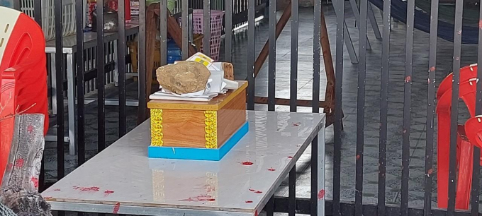 Chiếc quan tài gỗ để trước nhà nạn nhân nhằm khủng bố để đòi nợ CTV