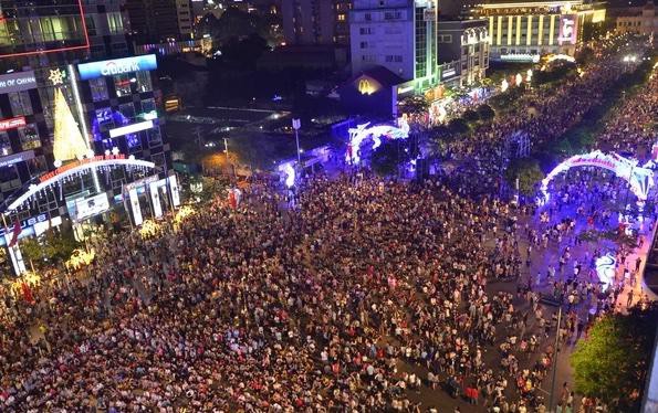 Các chương trình Đón năm mới tại Phố đi bộ Nguyễn Huệ luôn thu hút cả triệu người tham gia