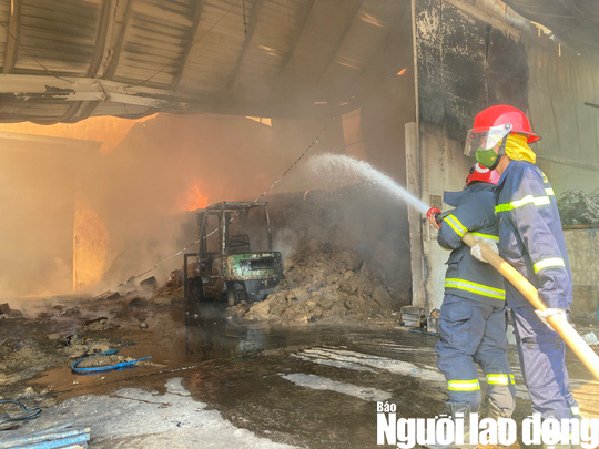 Lực lượng PCCC triển khai nhiều hướng dập lửa, để tránh cháy lan sang công ty bên cạnh