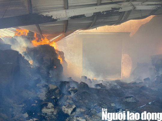 Vụ cháy đã thiêu rụi nhiều tài sản từ gỗ, máy móc bên trong công ty