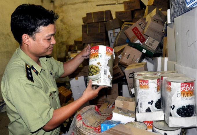 Lực lượng quản lý thị trường Hà Nội kiểm tra thu giữ hàng nhập lậu, không đảm bảo vệ sinh an toàn thực phẩm tại huyện Gia Lâm. Ảnh: Chiến Công