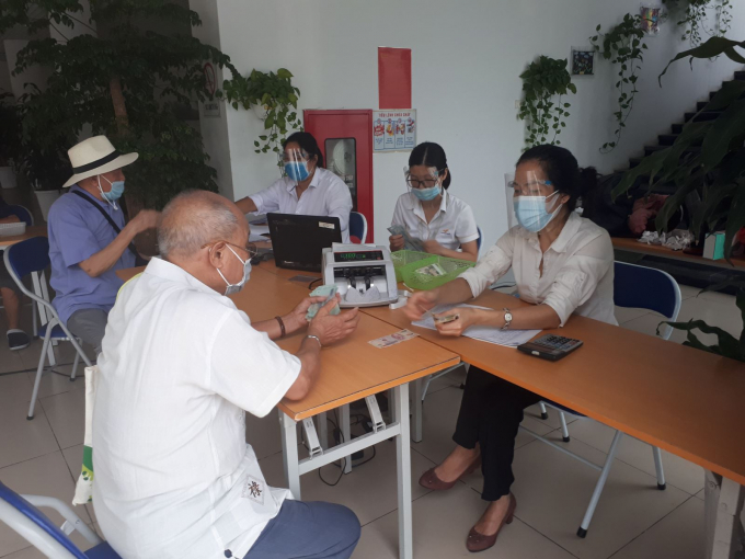 Phát lương hưu đảm bảo phòng dịch.